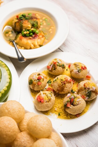 Il gruppo di cibo per chat di Bombay include golgappa o panipuri, bhel-puri, sev-poori, dahipuri, Ragda pattice, raj kachori ecc.