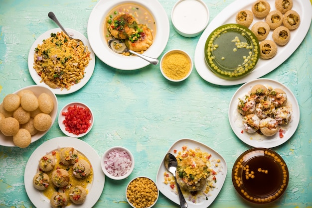 Il gruppo di cibo per chat di Bombay include golgappa o panipuri, bhel-puri, sev-poori, dahipuri, Ragda pattice, raj kachori ecc.