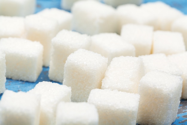 Il gruppo di cubi raffinati dello zucchero bianco si chiude su