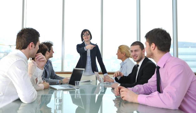 il gruppo di giovani uomini d'affari felici si incontra nella sala conferenze e discute di nuove idee e piani