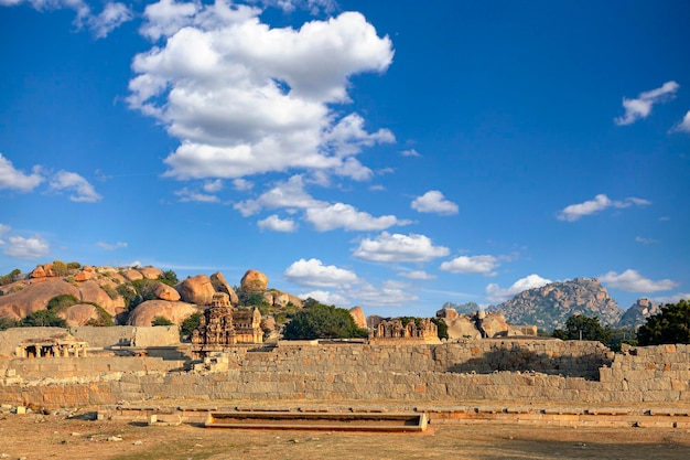 Il gruppo di monumenti di Hampi era il centro dell'impero indù Vijayanagara nello stato del Karnataka.