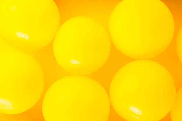 Il gruppo di palloncini gialli crea uno sfondo