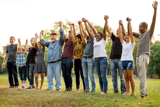 Il gruppo di persone che tengono le mani sostiene l&#39;unità della squadra