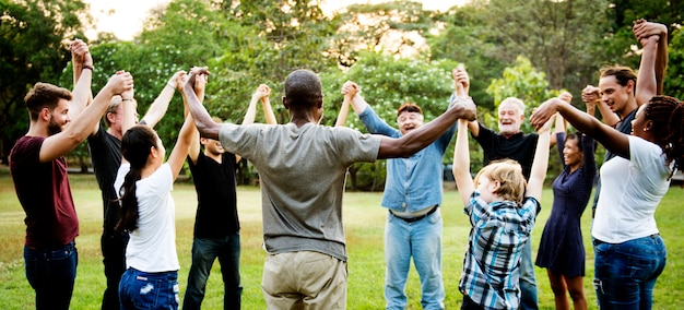 Il gruppo di persone che tengono le mani sostiene l&#39;unità della squadra