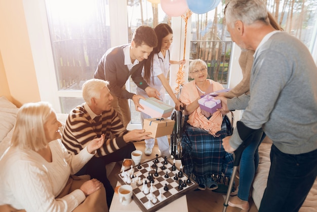 Il gruppo di persone si congratula con una donna per il suo compleanno.