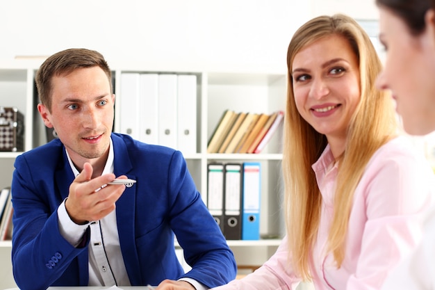 Il gruppo di persone si siede nel problema deliberato dell'ufficio