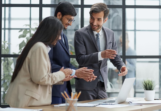 il gruppo di professionisti felici e felici si rallegra per la vittoria dell'azienda