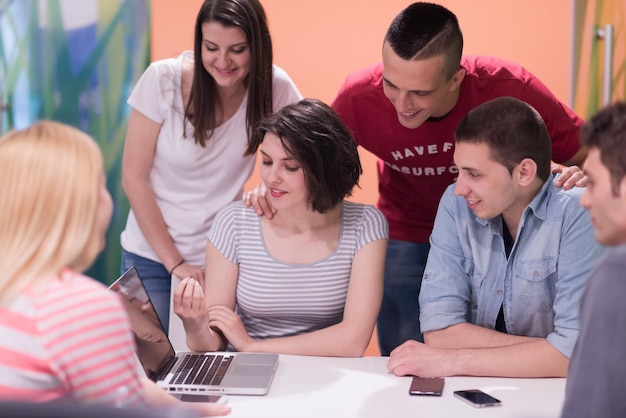 il gruppo di studenti studia insieme nell'aula scolastica e lavora insieme al progetto di compiti