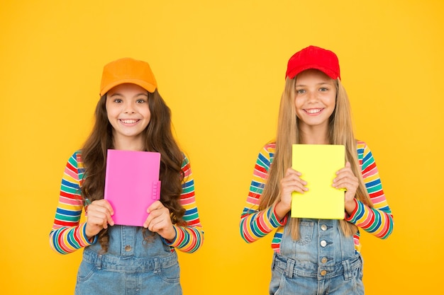 Il gruppo di studio può aiutare a consolidare e chiarire il materiale Le bambine con i libri studiano insieme Ritorno a scuola Imparare le lingue straniere Gruppi di studio efficaci aiutano gli studenti ad apprendere il materiale più in profondità