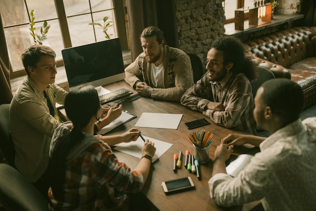 Il gruppo multietnico di persone creative ha tempo di brainstorming