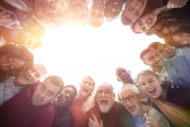 Il gruppo multietnico sorridente guarda la telecamera