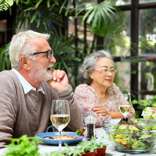 Il gruppo senior si rilassa il concetto di stile di vita di stile