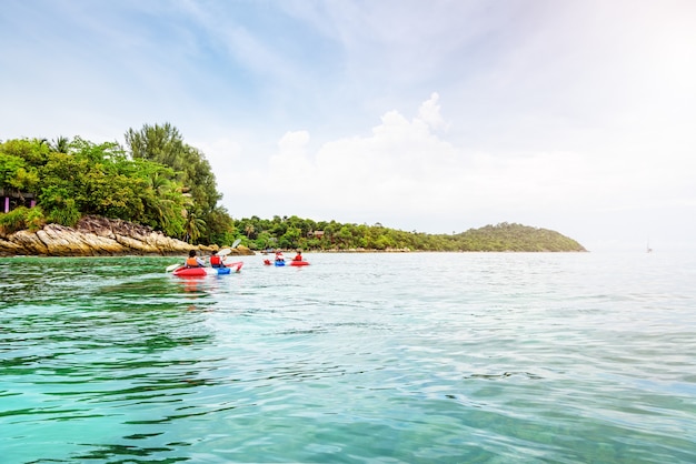 Il gruppo turistico è in kayak sul mare, viaggia in barca per vedere il bellissimo paesaggio naturale la mattina d'estate di fronte al resort intorno all'isola di Ko Lipe, Parco Nazionale di Tarutao, Satun, Thailandia