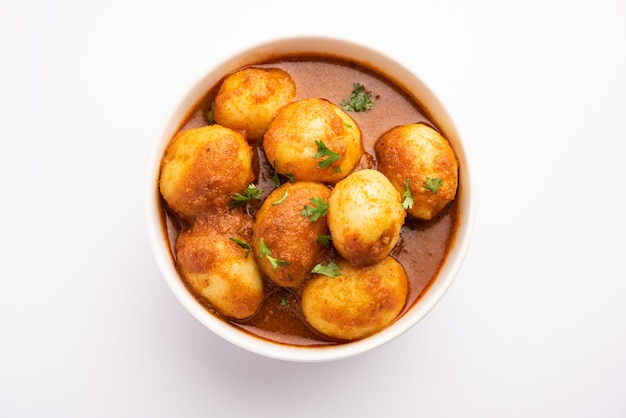 Il gustoso Dum Aloo o patate intere al curry piccante è una ricetta popolare per un piatto principale dall'India