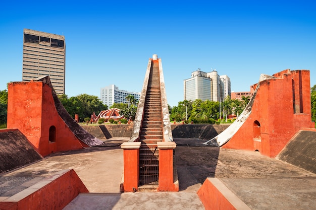 Il Jantar Mantar nel paesaggio di Nuova Delhi