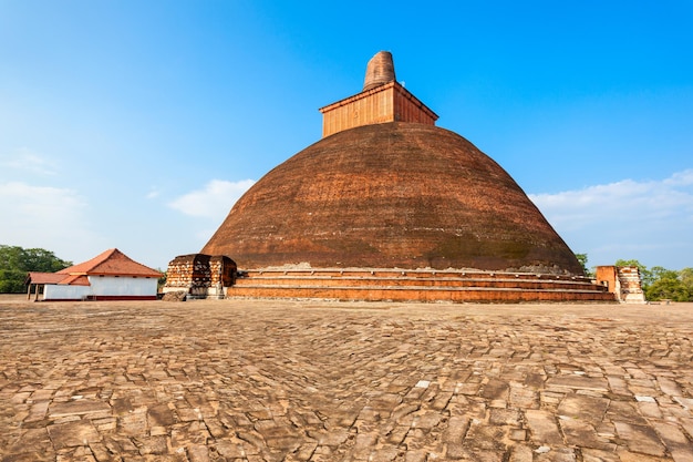 Il Jethawanaramaya o Jetavanaramaya è uno stupa situato tra le rovine di Jetavana nella città sacra di Anuradhapura nello Sri Lanka, patrimonio dell'umanità.