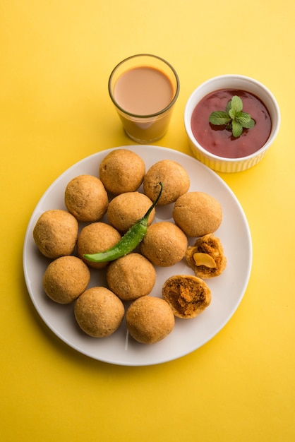 Il Kachori alla frutta secca è una palla piccola e rotonda ripiena di masala e anacardi, ecc., Servita con ketchup e tè caldo, prodotto Haldiram