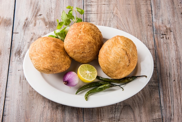 Il Kachori è uno spuntino speziato indiano chiamato anche kachauri e kachodi. Servito con ketchup di pomodoro. Messa a fuoco selettiva