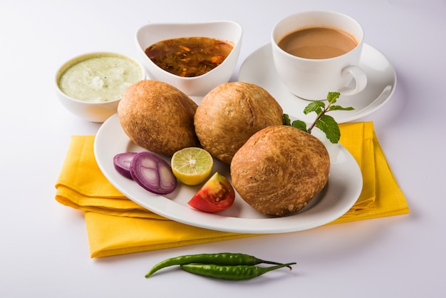 Il Kachori è uno spuntino speziato indiano chiamato anche kachauri e kachodi. Servito con ketchup di pomodoro. Messa a fuoco selettiva