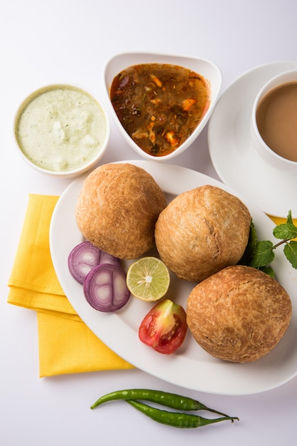 Il Kachori è uno spuntino speziato indiano chiamato anche kachauri e kachodi. Servito con ketchup di pomodoro. Messa a fuoco selettiva