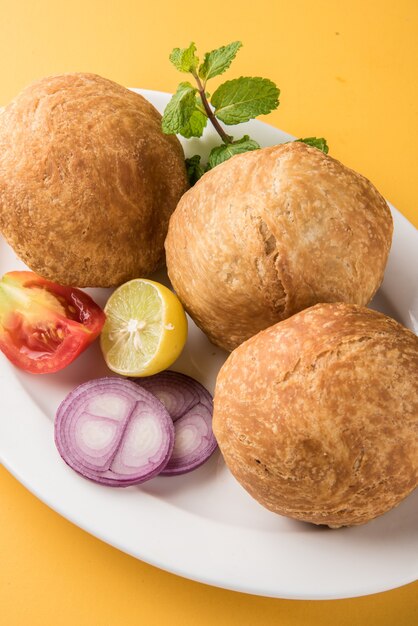 Il Kachori è uno spuntino speziato indiano chiamato anche kachauri e kachodi. Servito con ketchup di pomodoro. Messa a fuoco selettiva