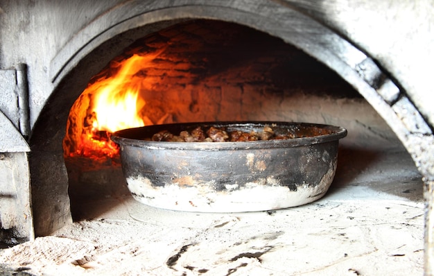 Il kebab è cotto sul fuoco di legna Turchia Konya Stufa in mattoni