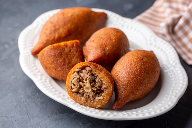 Il kibbeh è un piatto popolare nella cucina mediorientale (nome turco; icli kofte)