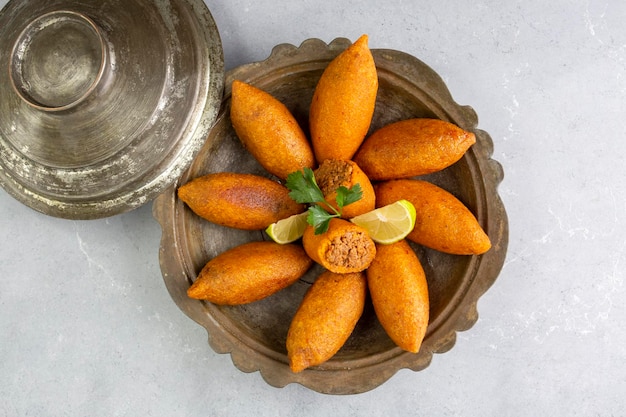 Il kibbeh è un piatto popolare nella cucina mediorientale (nome turco; icli kofte)