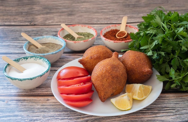 Il kibbeh è un piatto popolare nella cucina mediorientale (nome turco; icli kofte)