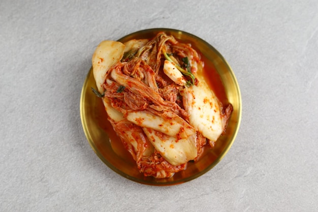 il kimchi, un alimento base della cucina coreana, è un contorno tradizionale di verdure salate e fermentate