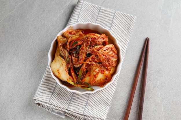 il kimchi, un alimento base della cucina coreana, è un contorno tradizionale di verdure salate e fermentate