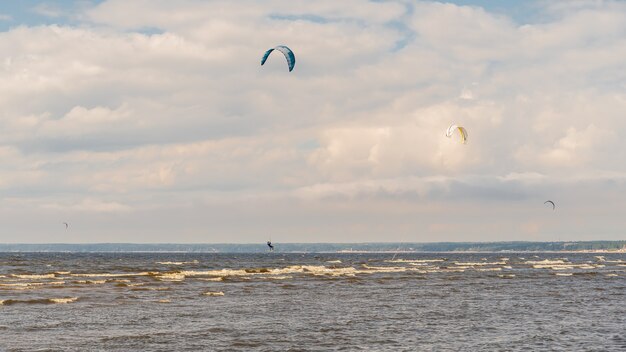 Il kitesurfer sta cavalcando sulle onde della Baia Luce naturale