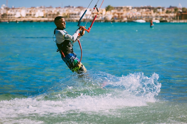 Il kitesurfer sulle onde del Mar Rosso. Egitto.