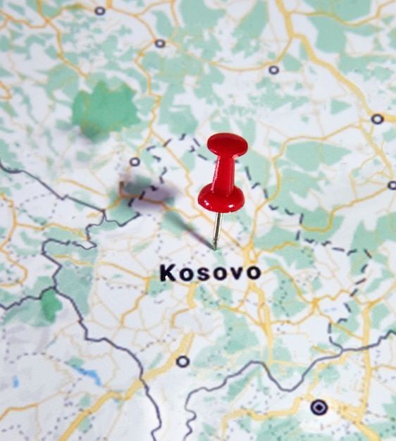 Il Kosovo su una mappa che mostra un perno colorato