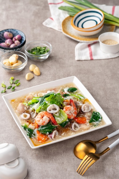 Il Kwetiau Siram è un tipo di kwetiau con zuppa, cucinato con manzo e frutti di mare.