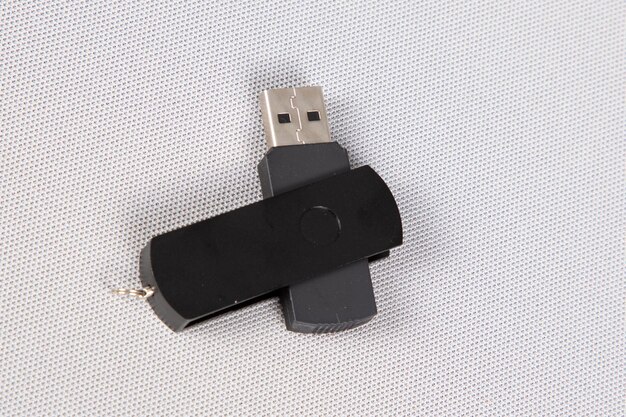 Il labbro nero dell'unità flash USB si apre su sfondo grigio