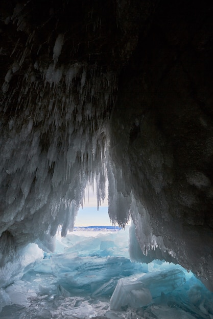 Il lago Baikal è coperto di ghiaccio e neve