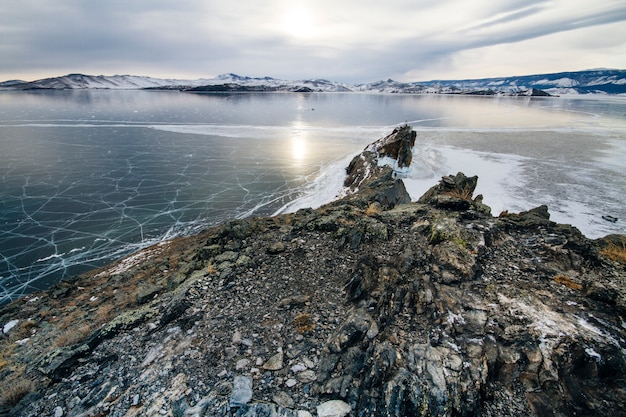Il lago Baikal è una gelida giornata invernale. Il più grande lago d'acqua dolce