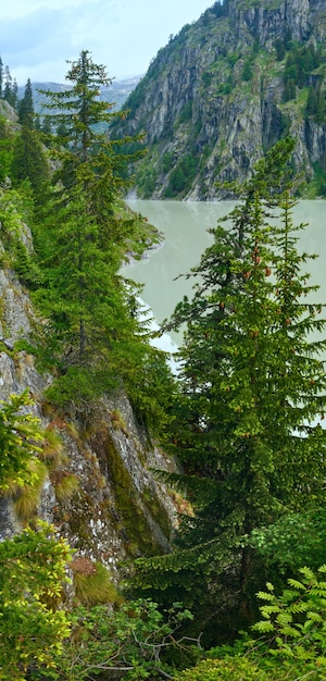 Il lago con acqua torbida ha formato la diga