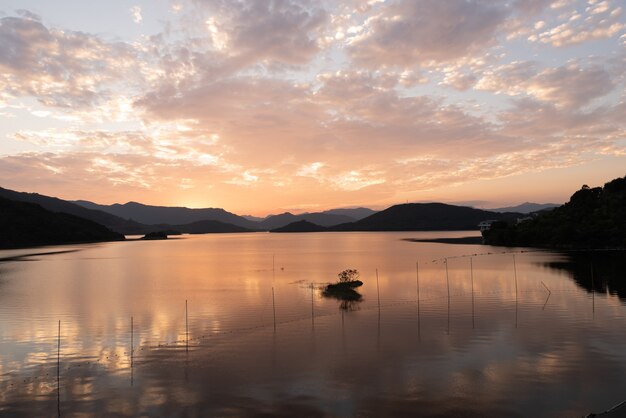 Il lago della sera rifletteva il bagliore del tramonto e le montagne