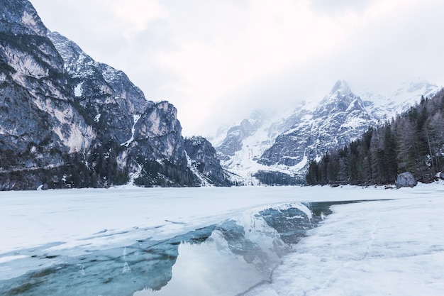 Il lago di Braies durante l'inverno in mezzo alle montagne delle Alpi