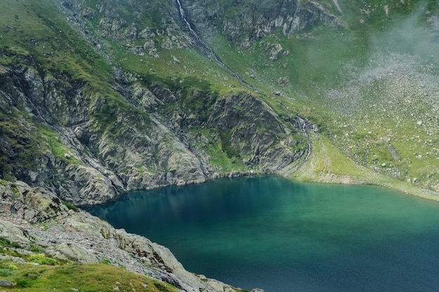 Il lago di montagna Glubokoye e Kynkhara passano la località turistica di Arkhyz