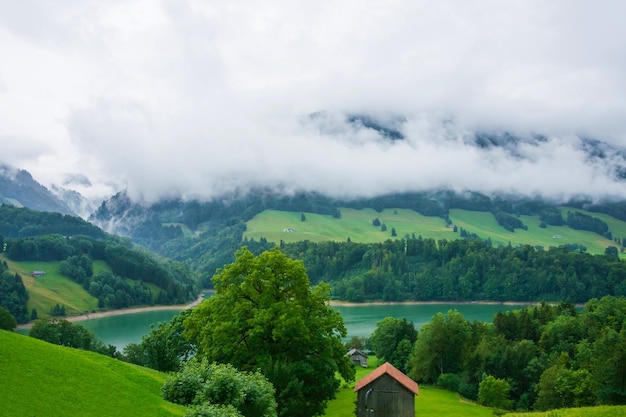 Il lago di Montsalvens sulle montagne delle Prealpi nel distretto di Gruyère nel cantone di Friburgo in Svizzera