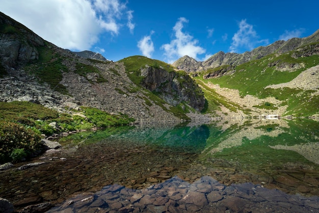 Il lago Dukka Rybka nel Caucaso settentrionale in una soleggiata giornata estiva Arkhyz KarachayCherkessia Russia