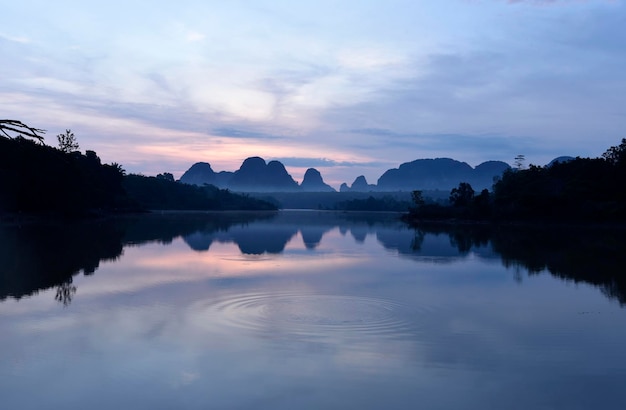 Il lago e il suo riflesso in una mattina