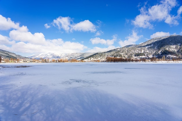 Il lago ghiacciato di Golcuk. Paesaggio innevato. Bozdag, Smirne - Turchia