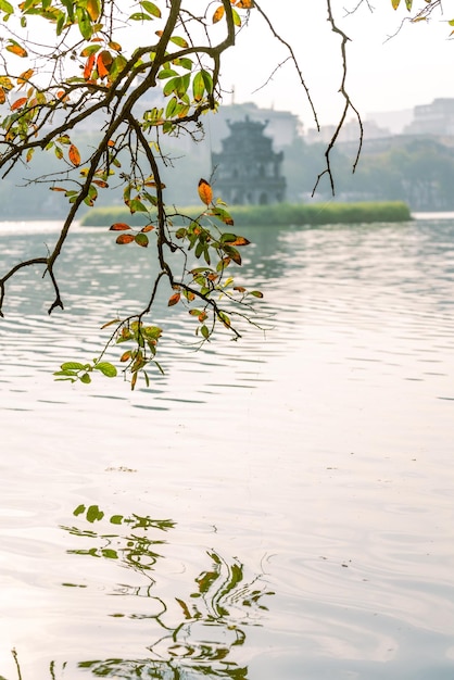 Il lago Hoan Kiem Ho Guom o lago della spada nel centro di Hanoi nella nebbia del mattino Il lago Hoan Kiem è un famoso luogo turistico di Hanoi Concetto di viaggio e paesaggio Focus selettivo