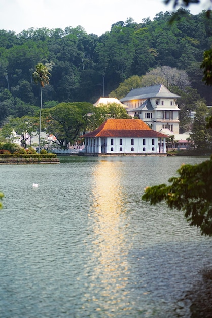 Il lago Kandy e il famoso punto di riferimento della città sri dalada maligawa reliquia del dente sacro il tempio nello sri lanka