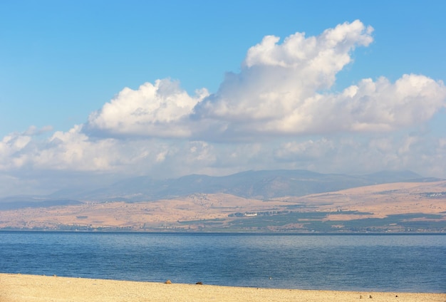 Il lago Kinneret all'alba