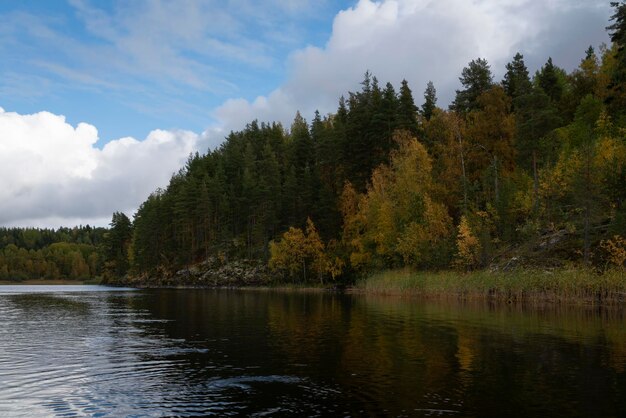 Il lago Ladoga vicino al villaggio di Lumivaara in una soleggiata giornata autunnale Ladoga skerries Karelia Russia